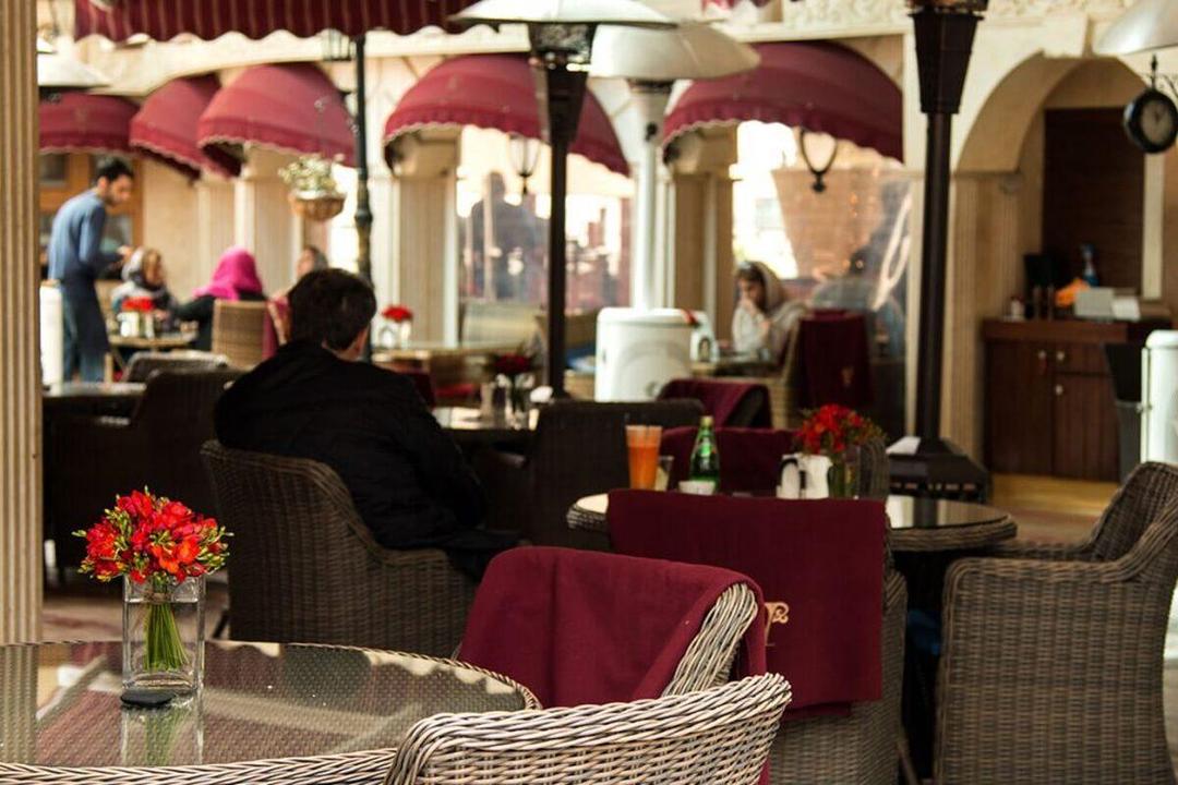 قدم زدن در دنیای دوگانهٔ تفریحات لاکچری و حسرت‌های طبقاتی