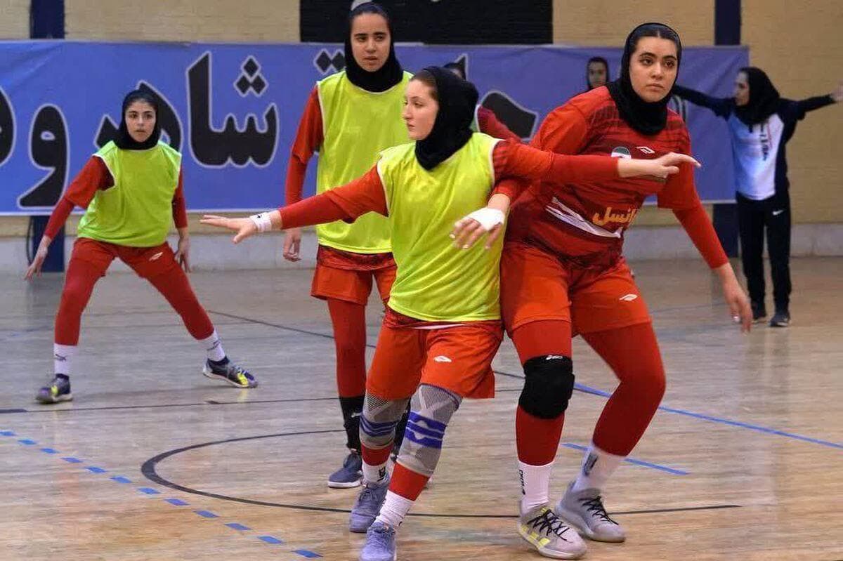 دعوت ۴ دختر اصفهانی به دور نهایی اردوی تیم ملی هندبال ایران