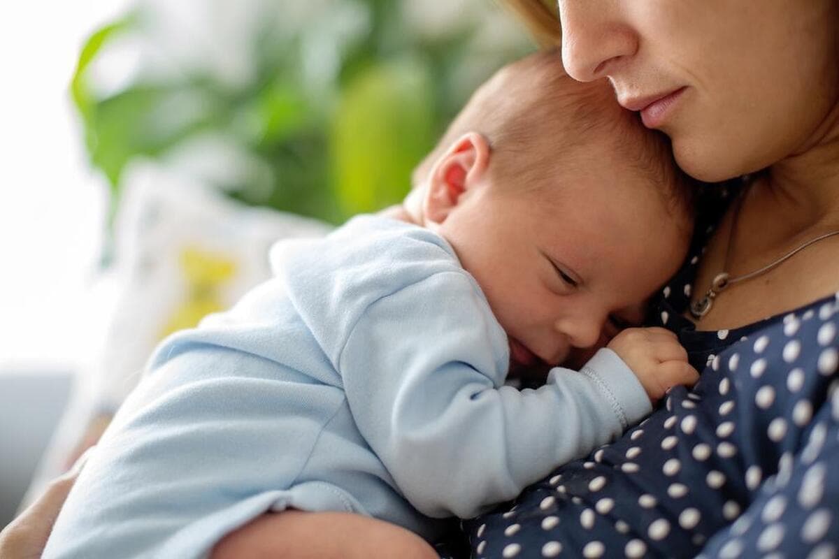 نقش مایعات و لبنیات در افزایش میزان شیر مادر