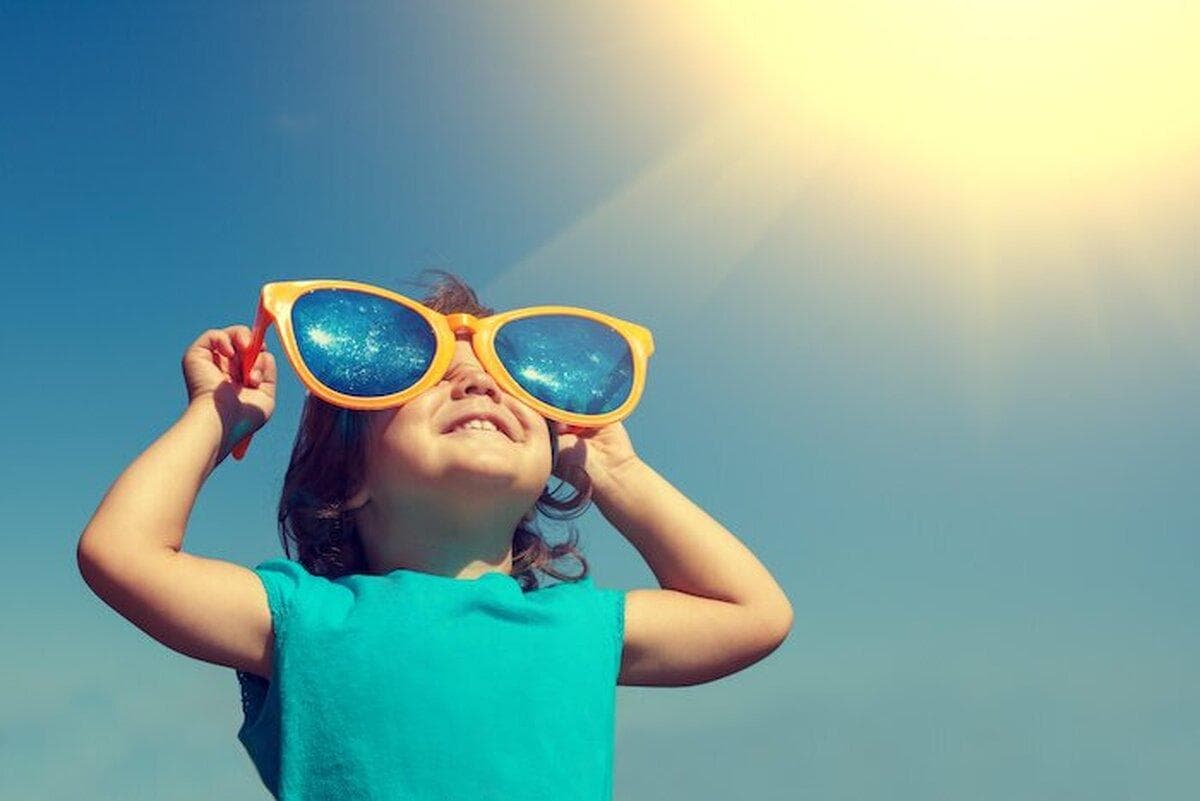 عینک آفتابی نمی‌زنید؟ به این ۳ دلیل بزنید