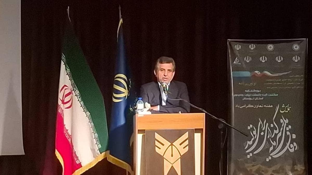 معاون استاندار: هیچ مانع اداری نباید سد راه سرمایه‌گذاران و کارآفرینان باشد / جوانان باید با جسارت وارد میدان تولید شوند