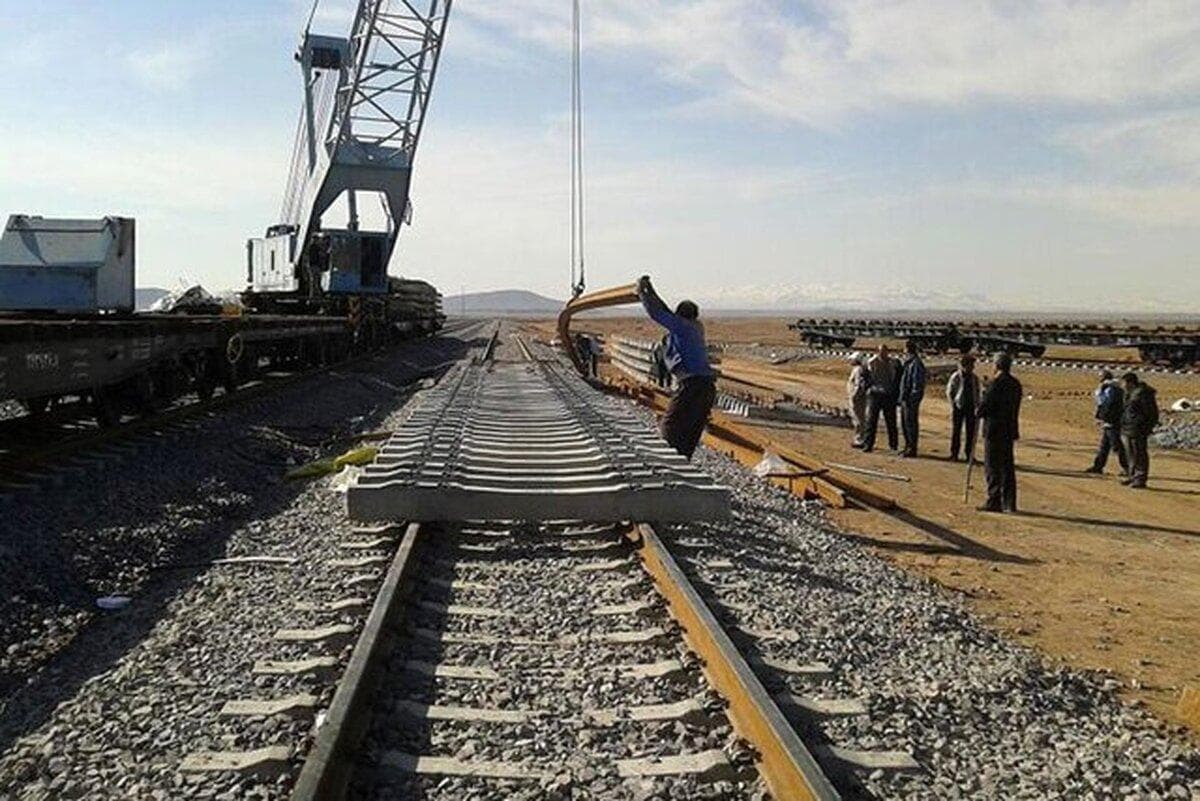 پیمانکار چینی پروژه خط ریلی برقی مشهد-تهران مشخص شد/جابجایی 3تا 5 میلیون تن بار از سال آینده با تکمیل راه آهن چابهار