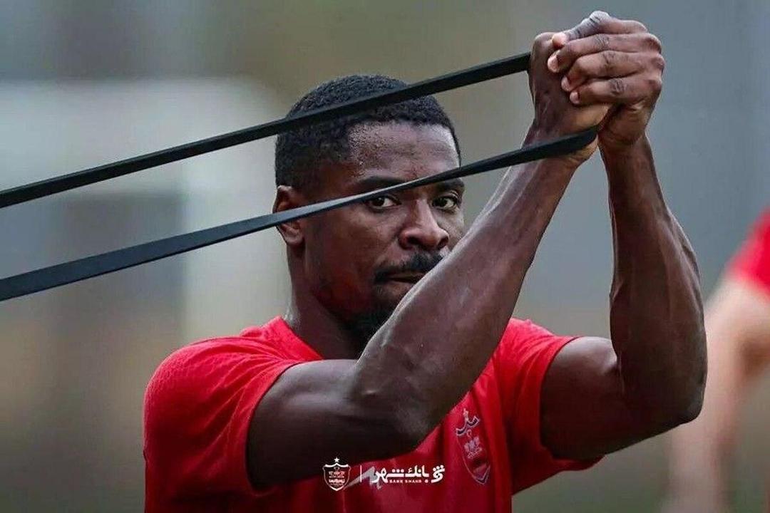 دوری یک ماهه مدافع پرسپولیس از میادین