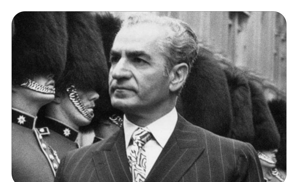 سه مرد معروف نزدیک به شاه (عکس)