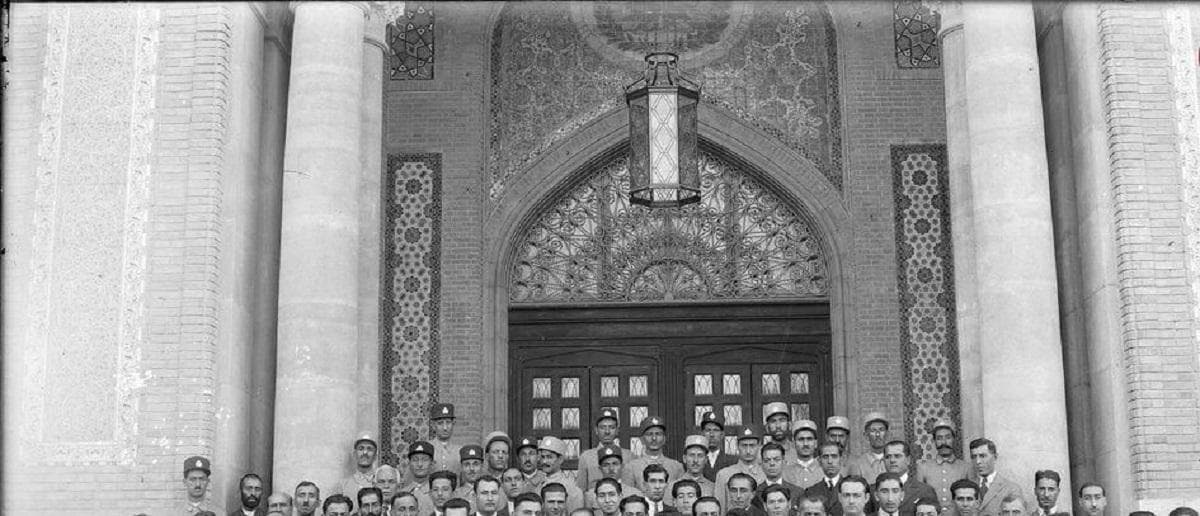 تصویری قدیمی از کارمندان بانک شاهی