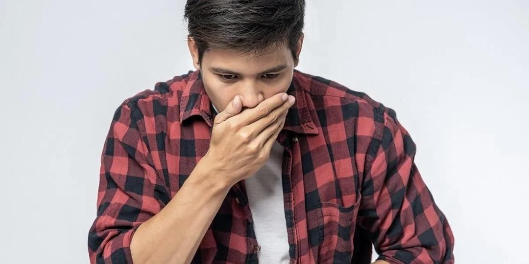 چرا بعد از نوشیدن چای و قهوه آروغ می‌زنید؟ راهکارهای ساده برای رفع آن