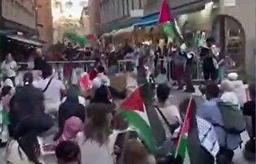 مراسم تشییع نمادین برای روزنامه‌نگاران فلسطینی در استکهلم، پایتخت سوئد