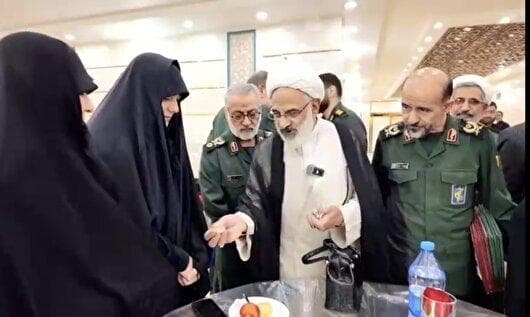 مراسم تجلیل از خانواده شهدای قمی دفاع مقدس ۱۲ روزه+فیلم