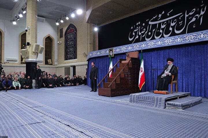 رهبر انقلاب: باید از خدمتگزاران کشور بویژه رئیس جمهور پرکار و پرتلاش حمایت شود