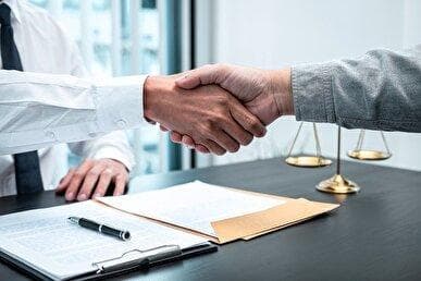 قانون کار چگونه خاتمه قرار داد را تعیین می‌کند؟