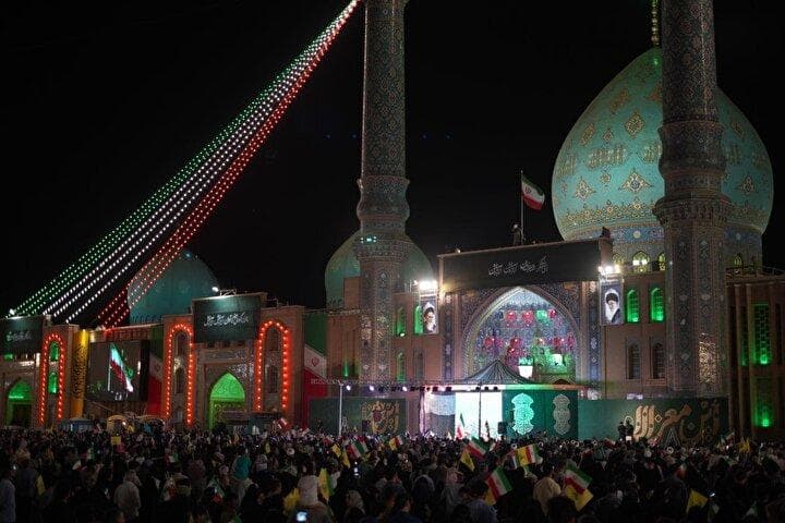 گزارش خبرنگار SNN TV از مسجد جمکران در شب آغاز امامت مهدی موعود(عج)/چشم‌هایمان را نذر آمدنش می‌کنیم+فیلم