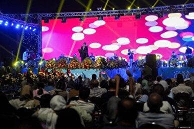 شب اول جشن بزرگ «ایران عزیز» در محوطه دریاچه خلیج فارس با اجرای کنسرت رایگان سالار عقیلی