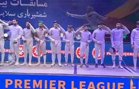 سلام نظامی شمشیربازان ایرانی حاضر در رقابت‌های بین‌المللی ست‌لایت هنگام پخش سرودایران