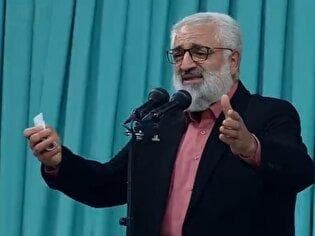 لحظاتی از مولودی‌خوانی آقای حمید رمضان‌پور در گرامیداشت عید میلاد پیامبر اکرم (ص) و امام صادق (ع) در حسینیه امام خمینی (ره)