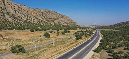 خروجی‌های آزادراه شیراز ـ اصفهان تکمیل می‌شوند/ بهسازی و احداث جاده‌های روستایی اطراف شیراز
