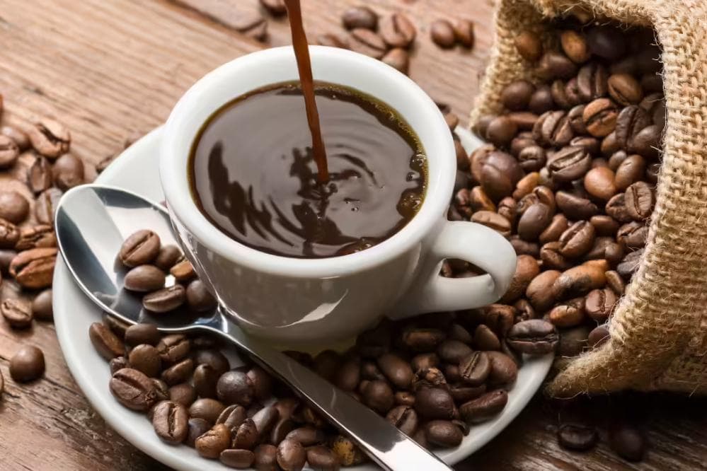 چرا نوشیدن قهوه صبحگاهی می‌تواند شما را شادتر کند؟
