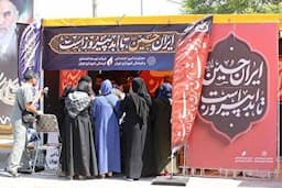خدمات رسانی شرکت توسعه فضا‌های فرهنگی به زوار اروپایی راهپیمایی اربعین در مرز بازرگان