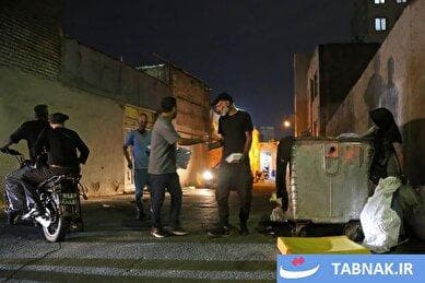 لحظاتی از مهربانی در تاریکی شهر: توزیع غذای گرم برای کارتن‌خواب‌ها