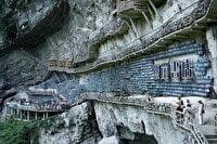 طراحی خیره کننده کتاب‌فروشی در دل کوهستان