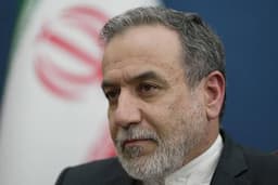 عراقچی: معاون گروسی فردا به تهران می‌آید