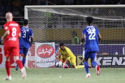 گریه بازیکن استقلال و انتقال هوادار تراکتور به بیمارستان/ سیدورف به ساپینتو دلداری داد +فیلم