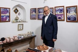 بازدید پزشکیان از مسجد کبود ایروان و اقامه نماز با نمازگزاران