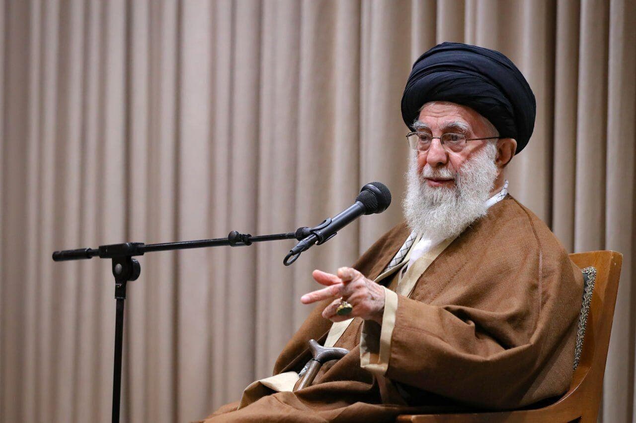 رهبر انقلاب: کسانی که می‌گویند چرا با امریکا مذاکره مستقیم نمی‌کنید ظاهر بین هستند