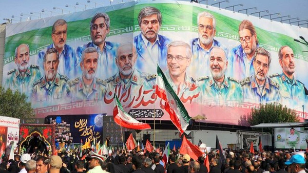 دیدار حجت‌الاسلام گلپایگانی و سرلشکر موسوی با خانواده فرماندهان شهید