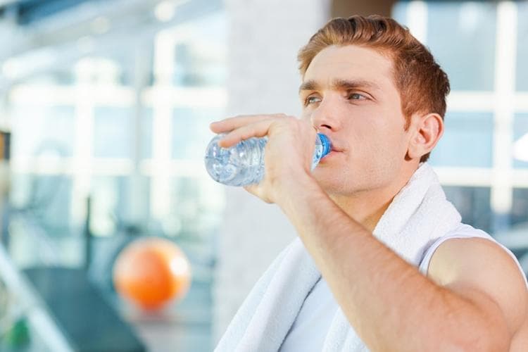 نوشیدن آب زیاد باعث چاقی می‌شود؟
