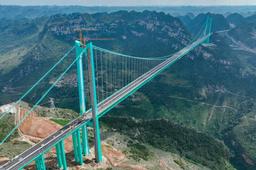 آزمایش موفق مرتفع‌ترین پل جهان با ۶۲۵ متر ارتفاع در چین