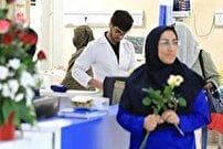 اهدای گل در بیمارستان‌ها به مناسبت روز پزشک