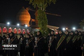 مراسم لاله گردانی خدام در حرم شاهچراغ در شام غریبان شهادت امام رضا (ع)