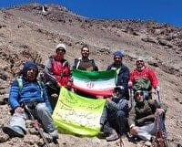 صعود کوهنوردان آباده‌ای به بام ایران