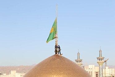 تعویض پرچم سیاه عزاداری گنبد رضوی با پرچم سبز