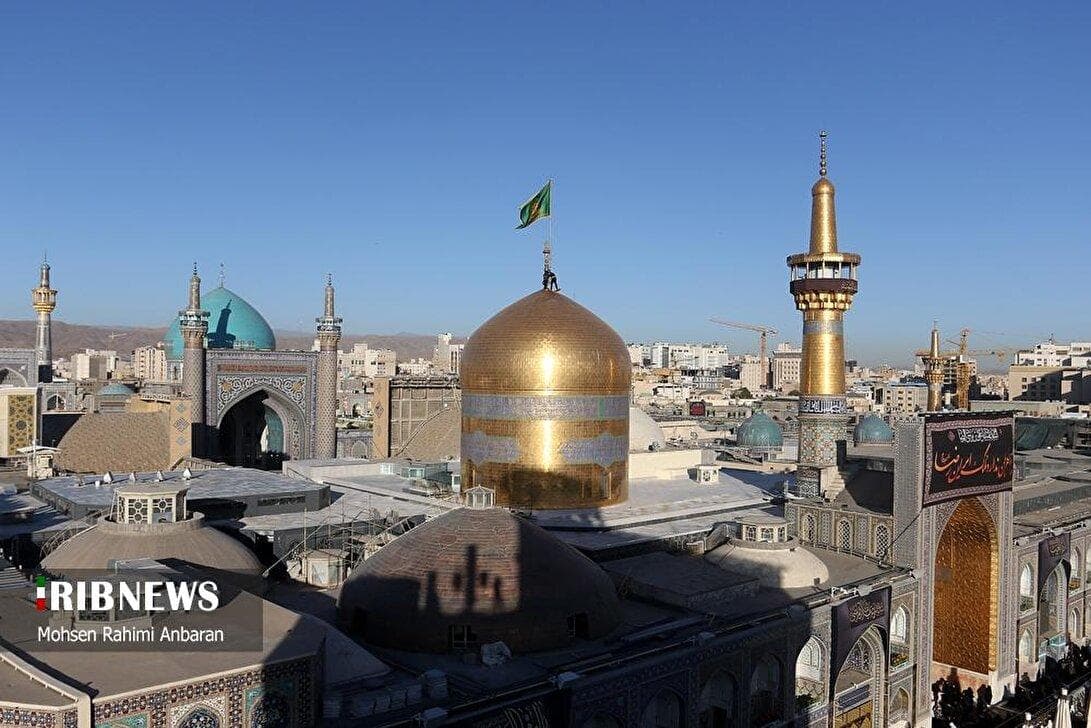 تعویض پرچم مشکی گنبد منور رضوی