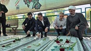 ادای احترام معاون رئیس‌جمهور به شهدای اقتدار در قم