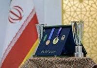 اهدای مدال قهرمانی ملی‌پوش فوتبال ساحلی ایران به موزه آستان قدس رضوی