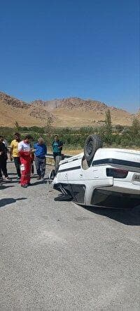 امدادرسانی به ۲مصدوم واژگونی خودروی پژو پارس