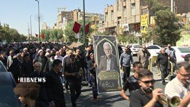 تشییع پیکر طبیب العلمای قم ر بر روی دستان مردم