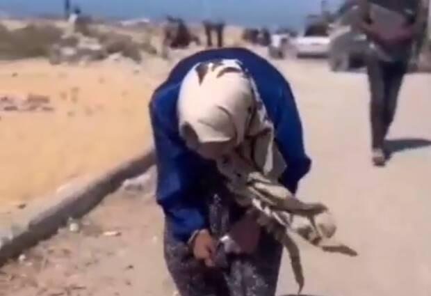 فیلم/ کوچ اجباری پیرزن فلسطینی از شمال به جنوب غزه