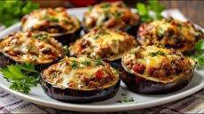 طرز تهیه یک دلمه متفاوت ایتالیایی با بادمجان، سوسیس و پنیر (فیلم)