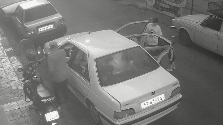 ببینید | لحظه سرقت دست‌بند طلا توسط سارقان در محله یاخچی آباد تهران
