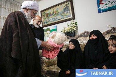 عکس: دیدار تولیت آستان قدس رضوی با خانواده آتش‌نشان شهید رضا فخریان