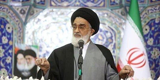 امام‌جمعه قم: دشمنان در جنگ نرم به دنبال تغییر فرهنگ جامعه‌اند/مقاومت مردم در دفاع مقدس الگوی ملی و دینی است
