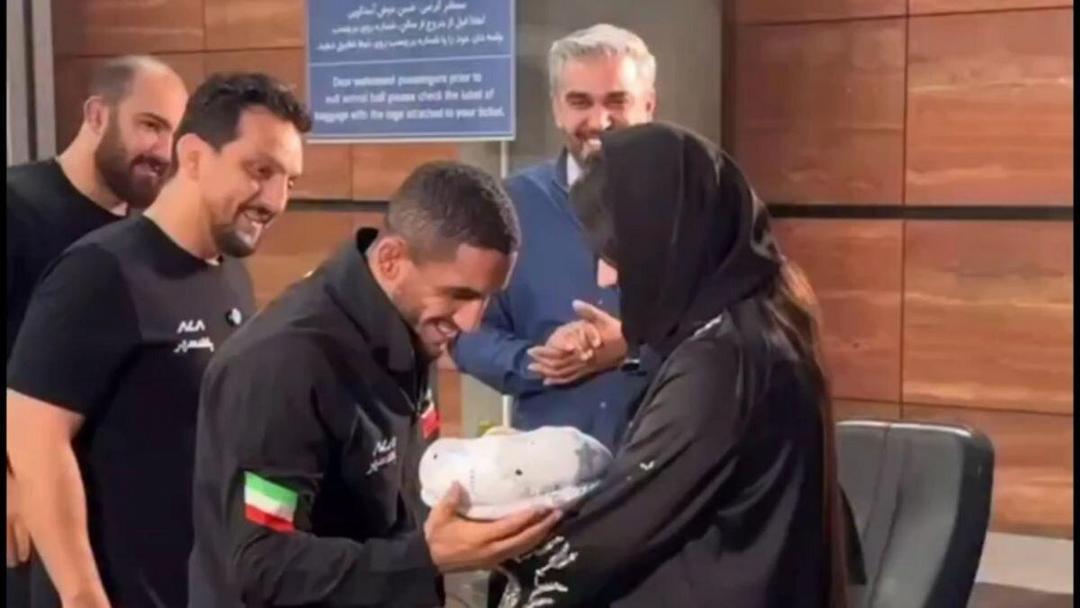 لحظه احساسی دیدار رحمان عموزاد با همسر و فرزندش پس از ورود به ایران | استقبال باورنکردنی از پلنگ سیاه مازندران