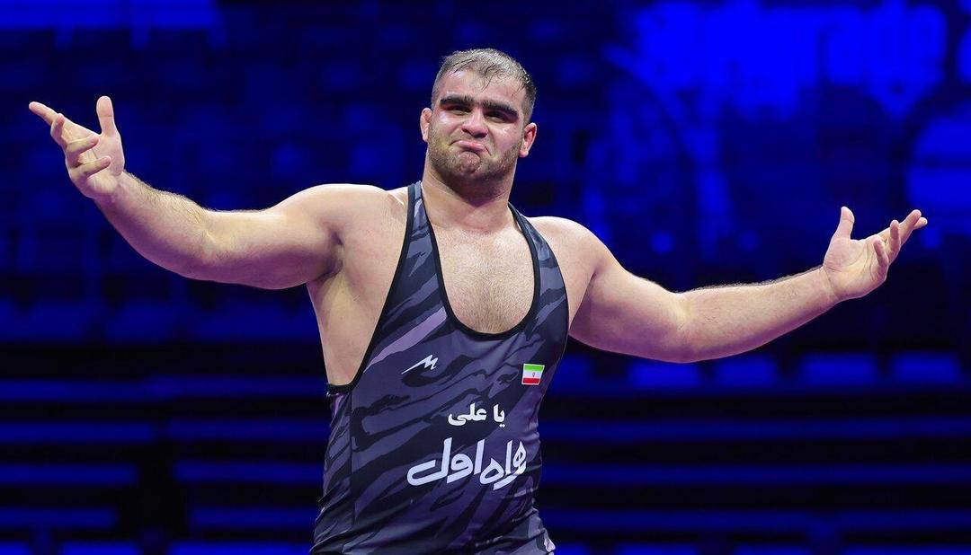 تانک بختیاری‌ها هم قهرمان جهان شد | لحظه پیروز شدن میرزازاده در فینال کشتی فرهنگی قهرمانی جهان را ببینید