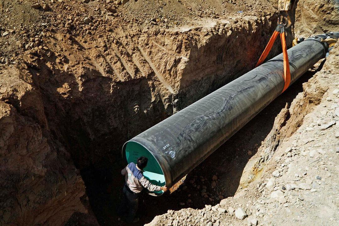 فیلم| اجرای خط انتقال ایستگاه پمپاژ آب «کاج درخت» در تربت‌حیدریه
