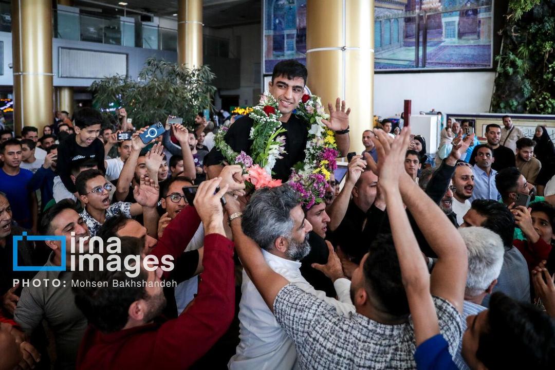 فیلم | استقبال پرشور مشهدی ها از مدال آور جوان رقابت های کشتی جهان