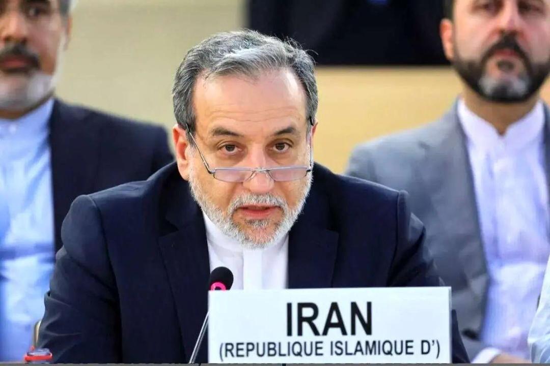 اکسیوس به نقل از مقامات اروپایی: پیشنهاد «عراقچی» به اروپا کاملاً غیرقابل قبول بود؛ زیرا در آن خواسته شده که اسنپ‌بک و تحریم‌های سازمان ملل قبل از اینکه تهران اقدام عملی در برنامه هسته‌ای خود انجام دهد، لغو شوند/ وزیر خارجه ایران تنها یک قول برای رقیق‌سازی اورانیوم غنی‌شده ۶۰ درصد ارائه کرده بود
