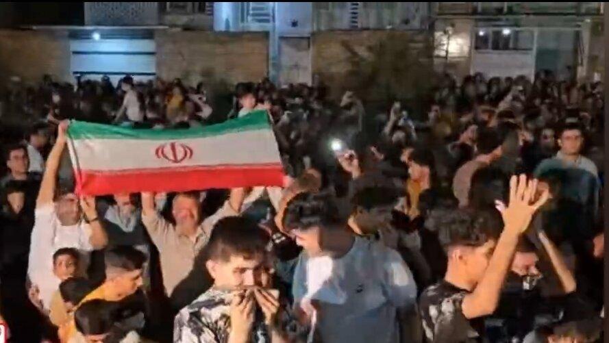 تصاویری دیدنی از شادی گتوندی ها مقابل منزل امین میرزازاده